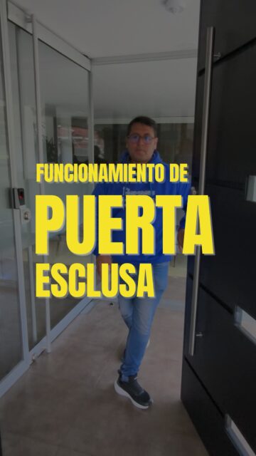 🔐🏢 Así funciona una esclusa de seguridad en un edificio inteligente.

Para el ingreso a este edificio diseñamos un sistema de acceso tipo esclusa, pensado para aumentar el nivel de seguridad en la entrada.

En este punto encontramos un equipo de acceso inteligente que cumple dos funciones:

👤 Reconocimiento facial para residentes
📞 Citofonía para visitantes

Así es como funciona el sistema 👇

1️⃣ El usuario se loguea en el equipo mediante reconocimiento facial o autorización.
2️⃣ Se realiza la apertura de la primera puerta.

Pero aquí viene la parte importante 👇

⚠️ La segunda puerta NO se abrirá hasta que la primera esté completamente cerrada.

Esto significa que:
🚪 Si la puerta principal queda abierta
❌ no será posible abrir la siguiente puerta.

Solo cuando la primera puerta se cierre completamente, el sistema permite continuar el ingreso y abrir la segunda puerta.

💡 Este sistema se conoce como esclusa de seguridad, y su objetivo es evitar accesos simultáneos o ingresos no autorizados.

🔐 En Domosis diseñamos accesos inteligentes que controlan realmente quién entra al edificio.

❤️ Dale LIKE si te interesa la tecnología aplicada a la seguridad.
👥 Síguenos para aprender cómo funcionan los edificios inteligentes.
💬 Escríbenos si quieres implementar sistemas de acceso avanzado en tu edificio.

#Domosis
#EdificiosInteligentes
#ControlDeAcceso
#EsclusaDeSeguridad
#ReconocimientoFacial
#Citofonía
#SeguridadElectrónica
#SmartBuilding
#CCTV
#Automatización
#Bogotá
#TecnologíaQueProtege