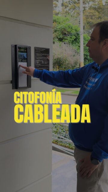 ASÍ FUNCIONA LA CITOFONÍA CABLEADA
🚨 ¿Tu edificio todavía depende de un citófono de los años 90 para recibir visitas?
En muchos edificios de Bogotá, recibir un familiar significa llamadas que no contestan, puertas que no abren y residentes que tienen que bajar a pie a abrir. Eso no es comodidad. Eso es un problema diario.
En un edificio automatizado por Domosis, recibir visitas es así de simple:

👤 Para el visitante:

Llega al frente calle y marca el número del apartamento
El residente recibe la llamada desde su pantalla o celular
Ve al visitante en tiempo real
Con un solo botón abre la puerta desde donde esté

🏠 Para el residente:
📺 Pantalla en el apartamento con video en tiempo real del frente calle
📷 Acceso a visualizar otras cámaras del edificio desde la misma pantalla
🔓 Apertura de puertas con un solo toque
📱 Todo disponible también desde el celular, sin importar dónde estés

¿El resultado?
✅ Cero desplazamientos innecesarios
✅ Control total de quién entra y quién no
✅ Mayor comodidad para residentes y visitantes
✅ Seguridad real sin complicaciones

Porque un edificio inteligente no solo protege. También hace la vida más fácil.
📲 Escríbenos y cotiza el sistema de citofonía para tu edificio.
Domosis — Más de 10 años automatizando edificios en Bogotá.