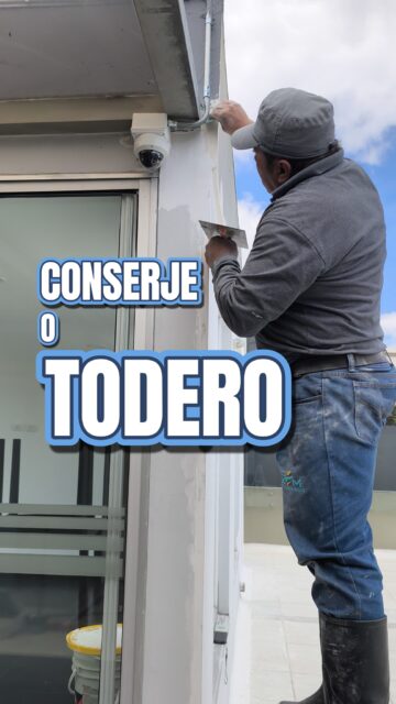 EL CONSERJE QUE TU EDIFICIO INTELIGENTE NECESITA

🚨 En un edificio tradicional, el vigilante cuida la puerta, vigila las cámaras, recibe visitas, controla accesos y además tiene que atender a los residentes. Una sola persona haciendo el trabajo de cinco.
El resultado: nada se hace bien. La seguridad falla. Los residentes se quejan. Y el costo de administración sigue subiendo.
En un edificio automatizado por Domosis, la tecnología se encarga de la seguridad y el conserje puede enfocarse en lo que realmente importa:

🏢 El verdadero rol del conserje en un edificio inteligente:
🗑️ Gestión de basuras y reciclaje
🧹 Limpieza y mantenimiento de zonas comunes
💡 Cambio de bombillos y reparaciones locativas menores
🔧 Labores de mantenimiento preventivo del edificio
😊 Atención directa y personalizada a los residentes

¿Qué cambia con la automatización?
Antes: 1 persona tratando de cubrir seguridad + operación + atención
Después: La tecnología cubre la seguridad y el conserje cubre la operación
✅ Mejor calidad del servicio
✅ Residentes más satisfechos
✅ Edificio mejor mantenido
✅ Menor costo de administración

No se trata de reemplazar personas. Se trata de que cada uno haga lo que mejor sabe hacer.
📲 Escríbenos y descubre cómo reorganizar la operación de tu edificio con automatización.
Domosis — Más de 10 años automatizando edificios en Bogotá.