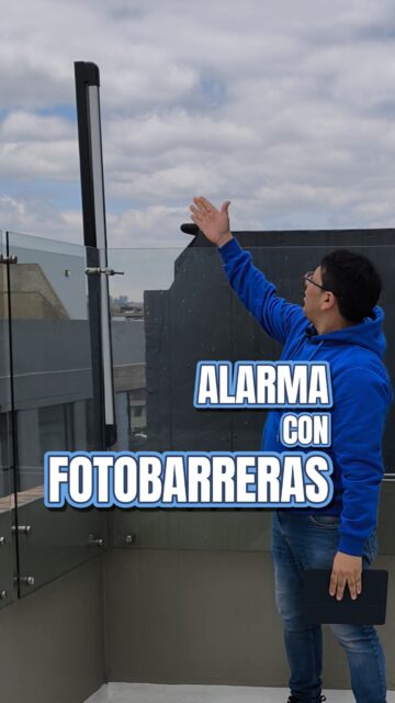 NADIE ENTRA POR LA TERRAZA SIN QUE LO SEPAMOS

🚨 La terraza es el punto ciego de seguridad más común en edificios de Bogotá.
Colinda con otros edificios, no tiene vigilancia permanente y es uno de los accesos más usados por delincuentes. Si no está protegida, es una puerta abierta.
En un edificio automatizado por Domosis, la terraza también tiene protección activa:

🔦 Así funcionan las fotobarreras perimetrales:
📡 Se instalan en zonas limítrofes como terrazas, colindancias y perímetros externos
⚡ Si alguien cruza el haz de luz invisible, se activa la alarma de forma inmediata
📲 La alerta llega instantáneamente a residentes y central de monitoreo
🔭 Cobertura desde 50 hasta 300 metros según las necesidades del edificio

¿Por qué esto importa?
❌ No depende de que alguien esté mirando una cámara
❌ No tiene ángulos muertos
❌ No se puede evadir sin activar la alarma
La detección es automática, inmediata y sin margen de error.

✅ Protección perimetral real en zonas vulnerables
✅ Respuesta inmediata ante cualquier intrusión
✅ Cobertura adaptable a cualquier tamaño de edificio
✅ Integrado al sistema de alarma y monitoreo del edificio

Porque la seguridad de tu edificio no termina en la puerta principal. Termina en cada rincón.
📲 Escríbenos y diseñamos la protección perimetral ideal para tu edificio.
Domosis — Más de 10 años automatizando edificios en Bogotá.