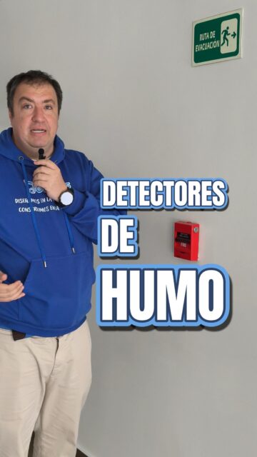 ¿TU EDIFICIO ESTÁ LISTO PARA UN INCENDIO?

🚨 Un incendio no avisa. Y en un edificio sin sistema de detección, los primeros minutos son la diferencia entre una evacuación exitosa y una tragedia.
En Bogotá, la mayoría de edificios pequeños no cuentan con ningún sistema de detección temprana de incendios. Confían en que alguien lo note a tiempo. Eso no es seguridad. Es suerte.
En un edificio automatizado por Domosis, la detección de incendios es parte integral del sistema:

🔥 Así funciona el sistema:
🌫️ Detectores de humo — instalados en zonas estratégicas del edificio, detectan la presencia de humo antes de que el fuego se propague y activan la alerta de forma automática
🆘 Estaciones manuales — botones de pánico distribuidos en el edificio para que cualquier residente pueda activar la alarma de evacuación de forma inmediata al detectar un incendio
🔔 Alerta a todos los residentes — en el momento en que se activa el sistema, todos los pisos reciben la señal de evacuación sin demora

¿Por qué esto salva vidas?
✅ Detección temprana antes de que el fuego se propague
✅ Evacuación inmediata y ordenada
✅ No depende de que alguien lo vea o lo reporte
✅ Integrado al sistema general de seguridad del edificio

La tecnología no solo protege contra robos. También protege vidas.
📲 Escríbenos y asegura que tu edificio esté preparado para cualquier emergencia.
Domosis — Más de 10 años automatizando edificios en Bogotá.