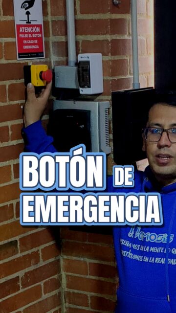 EL BOTÓN QUE PUEDE EVITAR UN ACCIDENTE EN TU EDIFICIO

🚨 Una puerta vehicular en movimiento y un niño o una mascota en el camino es una emergencia que puede ocurrir en segundos.
En la mayoría de edificios no hay forma de detener la puerta a tiempo. El sistema sigue su ciclo sin importar lo que haya en frente.
En un edificio automatizado por Domosis, cada puerta vehicular tiene un botón de parada de emergencia:

🛑 Así funciona:
⚠️ La puerta inicia su apertura normalmente
👶 Un niño o mascota aparece en la trayectoria
🔴 El operador o residente presiona el botón de emergencia
⏹️ La puerta se detiene de forma inmediata
🔄 Para reactivarla simplemente se gira el botón, este sale y el sistema reinicia con normalidad
Un solo botón. Una reacción inmediata. Un accidente evitado.

¿Por qué este detalle importa?
✅ Protección real para niños y mascotas
✅ Control total ante cualquier imprevisto
✅ Restablecimiento simple y rápido sin necesidad de técnico
✅ Seguridad en cada movimiento de la puerta

En Domosis pensamos en cada detalle porque sabemos que en seguridad no hay detalles pequeños.
📲 Escríbenos y conoce todo lo que incluye una puerta vehicular inteligente.
Domosis — Más de 10 años automatizando edificios en Bogotá.
