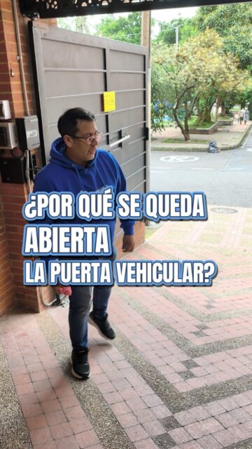 🚨 La puerta vehicular no cierra. Los residentes esperan. Y nadie sabe qué está pasando.
Esta es una de las fallas más frecuentes en puertas vehiculares automatizadas. Y la buena noticia es que en la mayoría de casos tiene una solución simple que el mismo administrador puede resolver.

🔦 ¿Cuál es la causa más común?
Las fotoceldas perdieron su alineación. Así lo identificas:
👁️ La luz que emite la fotocelda no llega al espejo o se refleja hacia otro lado
🔵 La fotocelda muestra una lucecita azul — señal de que está desalineada
🌧️ Si hubo lluvia fuerte, el agua acumulada en el espejo puede refractar la luz en dirección incorrecta

✅ Cómo solucionarlo:
1️⃣ Verifica que la luz de la fotocelda llegue directamente al espejo reflector
2️⃣ Si ves la lucecita azul en la fotocelda, confirma que está desalineada
3️⃣ Limpia el espejo y la parte emisora de luz de la fotocelda
4️⃣ Verifica que la luz quede correctamente reflejada en el espejo
5️⃣ Prueba cerrando con el control remoto
✅ La puerta debería cerrar con normalidad.

¿Por qué esto importa?
✅ El administrador puede resolver la falla sin llamar a un técnico
✅ Menos tiempo con la puerta abierta = menos riesgo de seguridad
✅ Solución rápida, sin costos adicionales
✅ Mantenimiento preventivo con solo limpiar el espejo periódicamente

En Domosis no solo instalamos el sistema. Te enseñamos a operarlo y a resolver las situaciones más comunes sin depender de nadie.
📲 ¿Tienes una falla en tu puerta vehicular? Escríbenos.
Domosis — Más de 10 años automatizando edificios en Bogotá.
