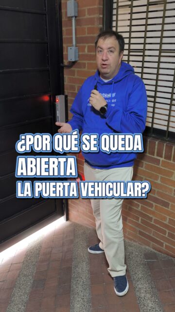 "ESTA LUZ AZUL TE AVISA QUE ALGO ESTÁ MAL"
Cómo leer las señales de tu fotocelda antes de que falle la puerta vehicular | Domosis
🚨 Tu puerta vehicular te avisa cuando algo está mal. El problema es que la mayoría de administradores no saben leer las señales.
Y cuando no se actúa a tiempo, la puerta deja de funcionar en el peor momento. Un problema que se pudo prevenir con solo saber qué mirar.
En Domosis te enseñamos a leer las señales de tu fotocelda antes de que falle:

🔴 Señal 1 — Luz roja desviada
La luz roja del emisor no llega al espejo sino hacia los lados.
Causa más común: la fotocelda recibió un golpe y perdió su alineación.
Acción: realinear la fotocelda hasta que la luz llegue directamente al espejo.

🔵 Señal 2 — Línea azul encendida
El aparato emisor muestra una línea azul fija.
Significa: hay un objeto atravesado en el haz de luz o la fotocelda está desalineada.
Acción: verificar que no haya objetos en la trayectoria y revisar la alineación.

⚠️ Señal 3 — Luz intermitente
La luz de la fotocelda parpadea o queda intermitente.
Significa: la fotocelda está a punto de fallar.
Acción: intervenir de inmediato antes de que la puerta deje de funcionar.

¿Por qué es importante conocer estas señales?
✅ Permiten actuar antes de que ocurra la falla
✅ Evitan que la puerta quede abierta o bloqueada
✅ Reducen visitas técnicas innecesarias
✅ El administrador tiene control real sobre el sistema

La mejor falla es la que se previene.
En Domosis entregamos tecnología y también el conocimiento para operarla.
📲 ¿Tienes dudas sobre tu sistema vehicular? Escríbenos.
Domosis — Más de 10 años automatizando edificios en Bogotá.