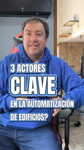Los 3 actores que hacen funcionar un edificio inteligente de verdad | Domosis

🚨 Muchos creen que automatizar un edificio significa instalar tecnología y listo. Sin intervención humana. Sin estructura operativa.
Ese es el error más costoso que puede cometer una administración.
Un edificio inteligente funciona de verdad cuando la tecnología y las personas correctas trabajan juntas. Y para eso se necesitan 3 actores clave:

1. 👨‍💼 Un administrador comprometido
No basta con tener el sistema instalado.
Se necesita un administrador que entienda el proceso, tome decisiones oportunas y garantice que la tecnología se use correctamente.
La tecnología es tan buena como quien la lidera.

2. 🖥️ Una central de monitoreo que reaccione
No solo virtual. También física.
Ante cualquier alarma — intrusión, incendio, emergencia — la central debe responder de inmediato y activar los protocolos necesarios.
Monitoreo 24/7 que actúa, no solo que observa.

3. 🔧 Un todero para edificios automatizados
Este es el perfil que cambia todo en un edificio pequeño:
📦 Recibe domicilios y paquetes
🧹 Hace aseo y jardinería
💡 Atiende cambios eléctricos y pequeñas adecuaciones
⚡ Es el primer respondiente ante cualquier falla menor del sistema
Una sola persona. Múltiples funciones. El corazón operativo del edificio inteligente.

¿El resultado de tener estos 3 actores?
✅ Tecnología bien operada
✅ Respuesta inmediata ante emergencias
✅ Edificio mantenido y funcionando todos los días
✅ Reducción real de costos sin sacrificar seguridad

La tecnología hace el trabajo pesado.
Las personas correctas hacen que todo funcione de verdad.
📲 Escríbenos y te ayudamos a estructurar la operación ideal para tu edificio.
Domosis — Más de 10 años automatizando edificios en Bogotá.