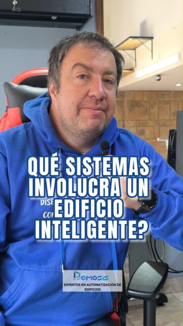 ¿Qué sistemas involucra un edificio inteligente? Todo lo que necesitas saber | Domosis"

📱 Copy — Estilo Impacto / Problema-Solución
🚨 Tener cámaras en un edificio no es lo mismo que tener un edificio seguro.
Tener una puerta automática no es lo mismo que tener control de acceso real.
Tener alarma no es lo mismo que tener un sistema de seguridad integrado.
La diferencia entre un edificio con tecnología y un edificio inteligente es una sola palabra: integración.

🔗 Estos son los sistemas que conforman un edificio verdaderamente inteligente:
📹 Cámaras de seguridad — vigilancia en tiempo real con analítica de video
🚶 Control de acceso peatonal — reconocimiento facial, esclusas y registro de ingresos
🚗 Control de acceso vehicular — motores, barreras y apertura remota
📱 Videocitofonía — gestión de visitas desde cualquier dispositivo
🔋 Respaldo energético — inversores y baterías que mantienen todo operativo ante cortes de luz
🚨 Alarmas — detección perimetral, sensores y protocolos de respuesta inmediata
💡 Iluminación inteligente — automatización de zonas comunes
🚪 Elementos físicos — rejas, puertas peatonales y vehiculares
📦 Pasapaquetes — recepción segura de domicilios sin abrir la puerta principal
📬 Buzón integrado — recepción de correspondencia y documentos

¿Y cuál es la clave de todo esto?
Que todos los sistemas hablen entre sí.
Una cámara que detecta movimiento activa una alerta.
Una alerta notifica a la central de monitoreo.
La central reacciona y toma acción.
El administrador lo ve todo desde su celular.
Eso es integración. Eso es un edificio inteligente.

Un sistema aislado protege poco.
Un ecosistema integrado protege de verdad.
📲 Escríbenos y diseñamos la solución integrada ideal para tu edificio.
Domosis — Más de 10 años automatizando edificios en Bogotá.