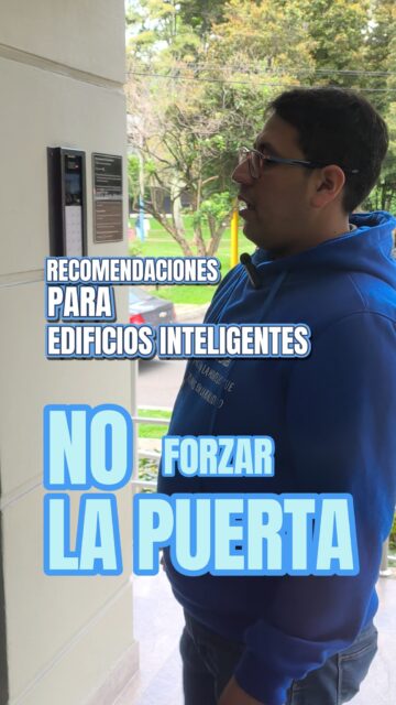 NO EMPUJES LA PUERTA. SOLO MÍRATE EN EL FACIAL

🚨 Jalar o empujar una puerta automatizada antes de que el sistema la libere es uno de los errores que más daña los equipos en edificios inteligentes.
Y ocurre todos los días. Por costumbre. Por afán. Por no saber cómo funciona.
Un hábito del edificio tradicional que en un edificio inteligente genera daños innecesarios.

✅ La forma correcta de ingresar es así:
👁️ Lógate en el dispositivo facial
⏳ Espera el clic de apertura
🚶 Ingresa
Tres pasos. Cinco segundos. Sin forzar nada.

¿Qué NO debes hacer?
❌ Jalar la puerta antes de que el sistema la libere
❌ Empujar la puerta para acelerar la apertura
❌ Intentar entrar mientras otro sale sin loguearte

¿Por qué esto importa?
✅ Protege los mecanismos de la puerta
✅ Evita daños en cerraduras y brazos hidráulicos
✅ Garantiza que el sistema registre correctamente cada ingreso
✅ Prolonga la vida útil de los equipos

La tecnología hace su trabajo en segundos.
Solo necesita que confíes en ella.
📲 ¿Quieres capacitar a tus residentes sobre el uso correcto del sistema? Escríbenos.
Domosis — Más de 10 años automatizando edificios en Bogotá.