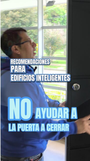 NO LE AYUDES A CERRAR. ELLA SOLA LO HACE

No empujes la puerta al cerrar: recomendaciones para residentes de edificios automatizados | Domosis
🚨 Entras al edificio y de inmediato empujas la puerta para ayudarla a cerrar.
Parece un gesto amable. De buena educación. De persona responsable.
En realidad estás dañando el sistema.

¿Por qué?
Las puertas de un edificio automatizado tienen un brazo hidráulico calibrado para cerrarse a una velocidad y presión específicas.
Cuando la empujas:
❌ Alteras la calibración del brazo
❌ Fuerzas los mecanismos más allá de su diseño
❌ Aceleras el desgaste de los componentes
❌ Puedes desalinear la cerradura electromagnética

✅ La recomendación es simple:
🚶 Ingresa
🙌 Suelta la puerta
✅ Deja que ella haga su trabajo
Así fue diseñada. Así funciona mejor.

La puerta no necesita tu ayuda para cerrar.
Necesita que confíes en que lo hará sola.
📲 ¿Quieres capacitar a tus residentes sobre el uso correcto del sistema? Escríbenos.
Domosis — Más de 10 años automatizando edificios en Bogotá.