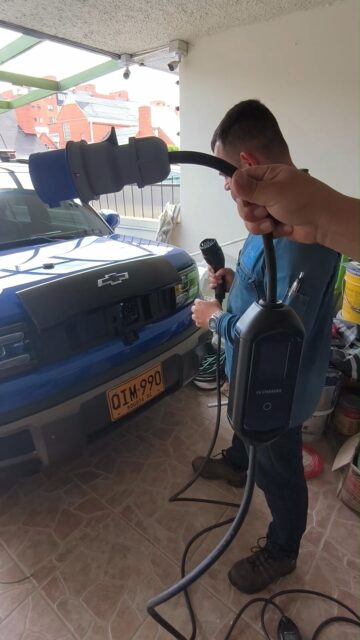 🚨 Compraste tu vehículo eléctrico. Lo conectaste en casa. Y el cargador te dice: 26 horas para cargar.
Exactamente eso nos pasó a nosotros cuando adquirimos nuestro primer vehículo eléctrico con los colores de Domosis.
No es un defecto del carro. Es un problema de voltaje que tiene solución.

⚡ El problema:
En Colombia el sector residencial opera a 110V.

El cargador original del vehículo conectado a 110V tardaba más de 26 horas en cargar completamente.

Inviable para el uso diario de una empresa.

🔧 La solución: pasar a 220V
Para cargar más rápido necesitas 220V — y esto es posible si:
✅ La empresa de energía te suministra dos fases desde el poste — es decir, conexión bifásica

✅ Tomas una línea de cada fase desde tu caja principal

✅ Instalas una toma especial compatible con 220V y con el cargador del vehículo

📊 Los resultados reales que obtuvimos:
ConexiónTiempo de carga110V toma original+26 horas220V cargador estándar6 horas220V cargador especializado4 horas
De 26 horas a 4 horas. Con la instalación correcta.

¿Qué necesitas para hacer este cambio?
🔌 Verificar que tu suministro eléctrico sea bifásico

🔧 Instalación eléctrica desde la caja principal a 220V

🔌 Toma especial compatible con el cargador de tu vehículo

En Domosis no solo automatizamos edificios.

Evolucionamos junto con la tecnología — y te ayudamos a hacerlo también.
📲 ¿Tienes un vehículo eléctrico y quieres optimizar tu punto de carga? Escríbenos.

Domosis — Más de 10 años automatizando edificios en Bogotá.