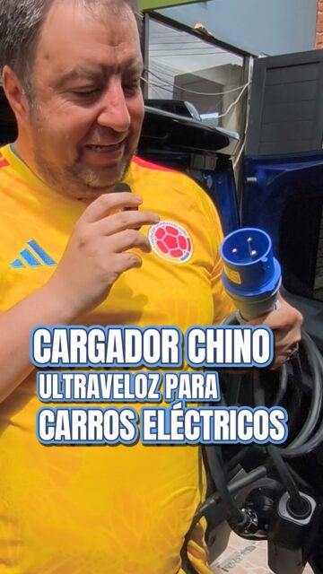 "Cargador inteligente para vehículo eléctrico a 220V: la experiencia real de Domosis | Domosis"

🚨 Compramos un cargador chino de 32A para nuestro vehículo eléctrico. Llegó. Lo desempacamos. Y no encajaba en ninguna toma de la casa.
Nadie nos había dicho que venía con conexión NEMA.
Lo que parecía una solución rápida se convirtió en otra lección aprendida. Y la compartimos para que no te pase lo mismo.

⚡ ¿Por qué vale la pena este cargador?
CaracterísticaCargador originalCargador importadoAmperaje11-12A32AVoltaje110V220VControlPantalla del carroApp desde el celularTiempo de carga+26 horas4 horas

📱 La función que más nos sorprendió: el control por app
Lo compramos por la velocidad. Pero lo que más nos gustó fue esto:
📲 Monitoreo del tiempo de carga en tiempo real desde el celular

⏹️ Puedes programarlo para que pare al 80% — ideal para la salud de la batería

🔔 Notificaciones y control total sin revisar la pantalla del carro

⚙️ Toda la gestión de carga desde una sola aplicación

⚠️ Lo que debes saber antes de comprarlo:
🔌 Viene con conexión NEMA — no es compatible con las tomas convencionales colombianas

🛒 Deberás importar o conseguir una toma NEMA compatible

🔧 Requiere instalación eléctrica a 220V desde los breakers de la casa

🌐 Lo conseguimos importado desde China

La transición a vehículos eléctricos tiene curva de aprendizaje.

Nosotros ya la vivimos — y te contamos todo para que tú no la sufras.
📲 ¿Tienes un vehículo eléctrico y quieres optimizar tu punto de carga? Escríbenos.

Domosis — Más de 10 años automatizando edificios en Bogotá.