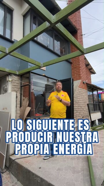 ☀️⚡🏡 La mejor energía es la que produces tú mismo.

En Domosis seguimos transformándonos como una empresa de tecnología, y el siguiente paso es tan emocionante como inteligente: autogenerar nuestra propia energía.

Hace poco les mostramos cómo optimizamos los cargadores y mejoramos los tiempos de carga de nuestro vehículo eléctrico. 🚗🔋 Ahora queremos compartirles un nuevo proyecto.

🌧️ Todo comenzó con una necesidad muy simple: construir una marquesina para protegernos de los días lluviosos de Bogotá y evitar bajarnos del carro bajo la lluvia.

Inicialmente pensamos en cubrirla con:
🔹 Vidrio
🔹 Policarbonato

Pero en una conversación con uno de nuestros clientes surgió una idea brillante:

💡 "¿Y por qué no la construyen con paneles solares?"

Nuestro equipo de ingeniería evaluó la propuesta y la respuesta fue inmediata:

✅ Construimos la estructura.
✅ Instalamos los perfiles.
✅ Cubrimos la marquesina con paneles solares.

¿El resultado?

🌧️ Nos protegemos de la lluvia.
☀️ Aprovechamos la energía del sol.
⚡ Comenzamos a generar parte de la energía que consume nuestra casa.
🌱 Damos un paso más hacia una operación sostenible y eficiente.

Porque la tecnología no solo debe hacer nuestra vida más cómoda, también debe ayudarnos a consumir menos, ahorrar más y cuidar el planeta.

En Domosis creemos que un proyecto inteligente siempre cumple varias funciones al mismo tiempo.

🚀 Y este es solo el comienzo. Nuestro objetivo es que, en un futuro, nuestra casa sea energéticamente autosuficiente.

❤️ Dale LIKE si tú también apostarías por generar tu propia energía.
👥 Síguenos para conocer proyectos reales de automatización, movilidad eléctrica, energía solar y edificios inteligentes.
💬 Cuéntanos en los comentarios: ¿instalarías paneles solares en tu casa o empresa?

#Domosis #EnergíaSolar #PanelesSolares #Autoconsumo #EnergíaRenovable #CasaInteligente #SmartHome #Automatización #Tecnología #MovilidadEléctrica #Bogotá #Sostenibilidad #Innovación #EficienciaEnergética #Domótica