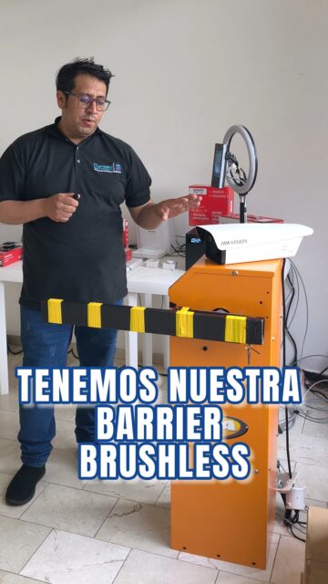 🚨 Una puerta vehicular convencional no está diseñada para soportar cientos de ciclos diarios. En conjuntos grandes, centros comerciales o edificios de alto flujo, una puerta mal dimensionada es una falla esperando ocurrir.
En Domosis tenemos la solución para tráfico vehicular intensivo:

🚧 Barrier Brushless — Control vehicular para alto tráfico
Diseñada para soportar múltiples ciclos de apertura y cierre sin degradarse. Compatible con cualquier dispositivo de apertura y con integración nativa Hikvision.

⚡ Formas de apertura disponibles:
📷 Cámara LPR — reconocimiento automático de placas vehiculares
👁️ Reconocimiento facial — identificación del conductor sin bajarse del vehículo
🎛️ Panel de alarma — asociación de controles remotos por propietario
📱 Apertura remota — desde más de 50 metros de distancia

🏢 ¿Dónde aplica esta solución?
✅ Centros comerciales
✅ Conjuntos residenciales con alta cantidad de apartamentos
✅ Edificios y zonas de alto tráfico vehicular
✅ Parqueaderos públicos y privados

¿Por qué elegir esta barrera?
✅ Diseñada para tráfico pesado y uso intensivo
✅ Integración completa con el ecosistema Hikvision
✅ Múltiples métodos de acceso en un solo equipo
✅ Control remoto sin necesidad de estar en la portería

No todos los accesos vehiculares son iguales.
En Domosis dimensionamos la solución según el tráfico real de tu propiedad.
📲 Escríbenos y te recomendamos el sistema vehicular ideal para tu edificio o conjunto.
Domosis — Más de 10 años automatizando edificios en Bogotá.
